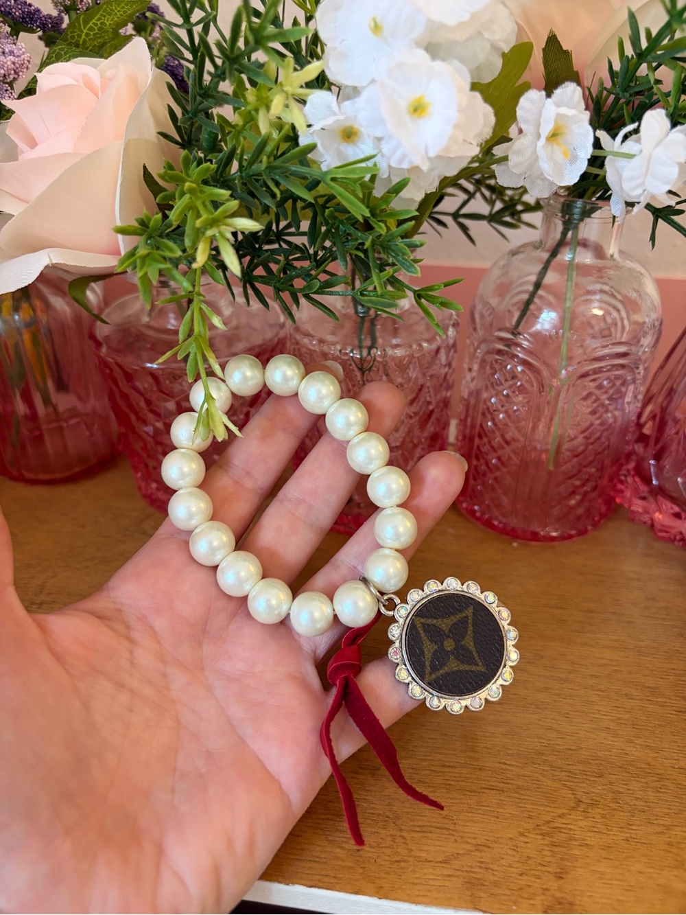 Boutique Faux Pearl Bracelet LV Leather Charm Large Pearls